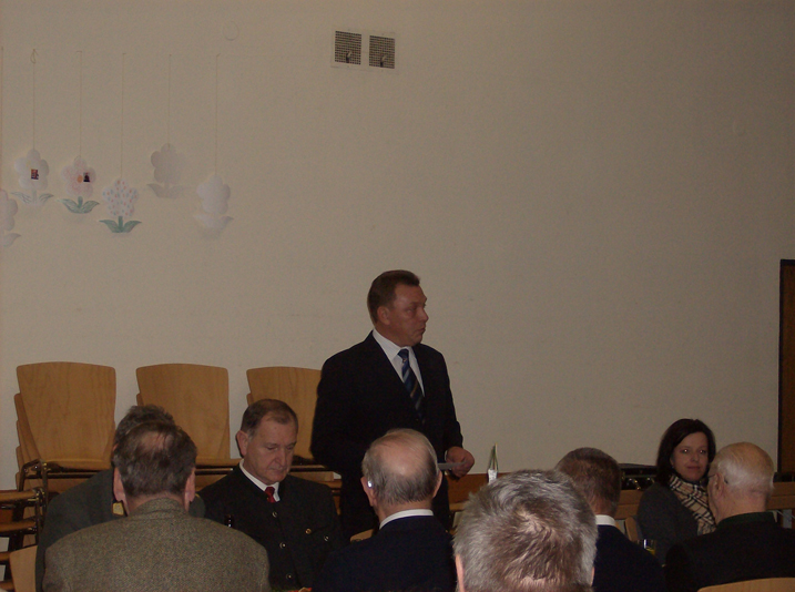 HPIM6167.jpg - GR Manfred Schmid ueberbringt die Grussworte der Stadtgemeinde