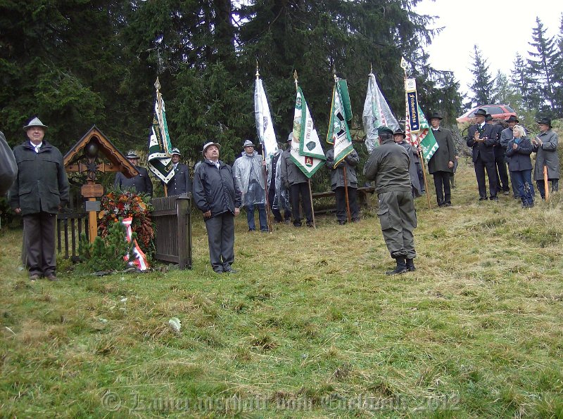 HPIM6907.JPG - die Fahnenabordnungen nehmen Aufstellung