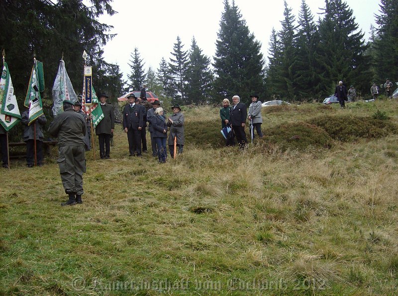 HPIM6908.JPG - Obst dM Christian Dimt kommandiert die Fahnenabordnungen
