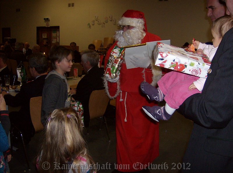 HPIM6949.JPG - Geschenke werden an die Kinder ueberreicht