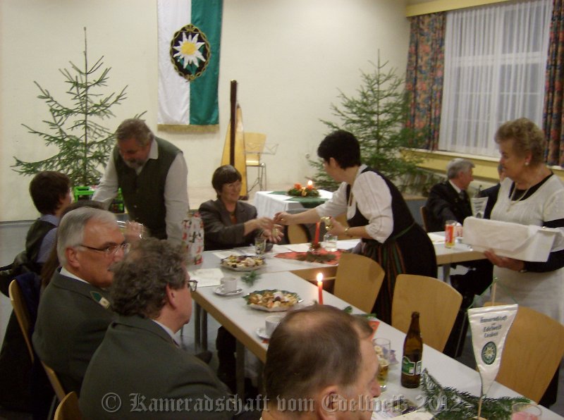 HPIM6954.JPG - Weihnachtsgeschenke werden an unsere Kameradenfrauen verteilt